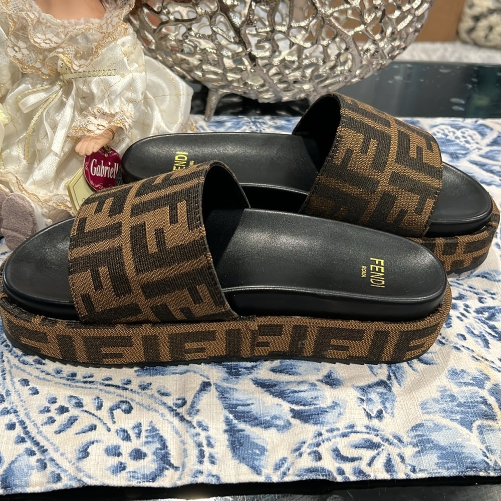 FENDI Roma LOGO Slides - Picture 2 of 5